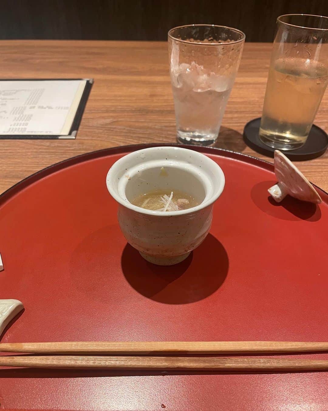 指出瑞貴さんのインスタグラム写真 - (指出瑞貴Instagram)「Nice dinner day.  カウンターで素敵な和食な日🇯🇵❤️ 大人な気分でした♡  お料理一つ一つ繊細で、とーっても美味しかった〜！ 土鍋で炊いた白米。光っていました☺️！ 卵にくぐらせて食べるお肉。美。　 大切な人と来たくなるお店です♡😉 　  @washokuno_mori.yuki #和食  #東京グルメ  #デート  #デザート  #日本酒  #日本料理 #和食杜侑 #西麻布グルメ」4月19日 15時39分 - sashidemizuki