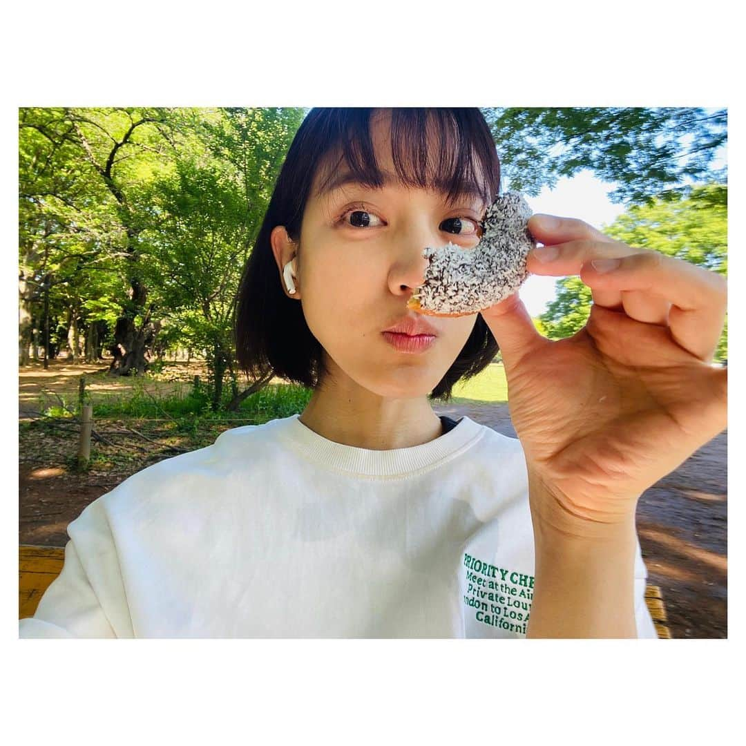 今泉マヤさんのインスタグラム写真 - (今泉マヤInstagram)「🌳🍩  森とドーナツと私..♩  #愛でたい朝 #初夏の陽気」4月19日 15時42分 - maya.imaizumi