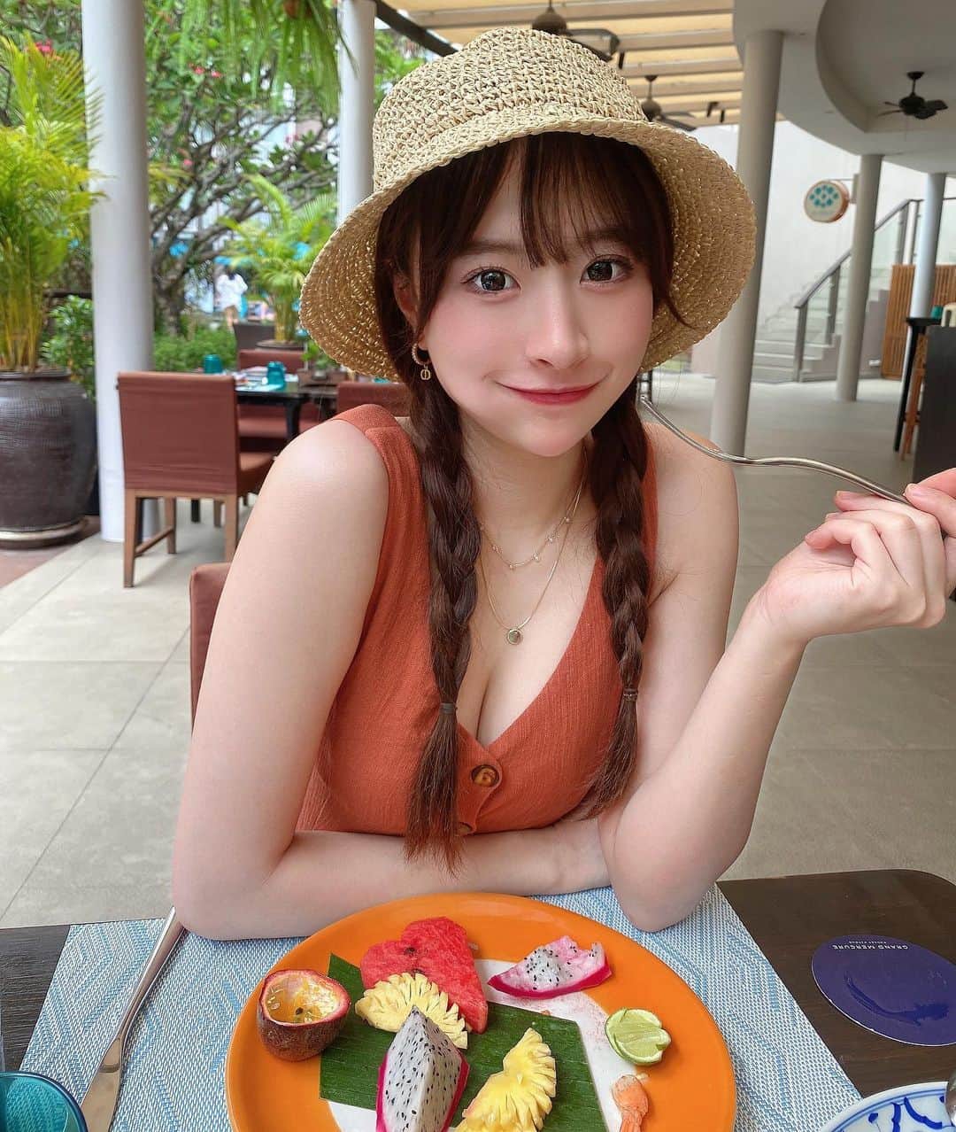 藤川らるむのインスタグラム：「タイはフルーツが安くて大好き🍑🍇 毎日の日課は絶対朝はフルーツたべるの💫 カリウムもビタミンも食物繊維も取れちゃうなんてさいこーすぎるし💫  1ヶ月ほど前にカンナムクリニックで、オリジオを施術してもらってから顔小さいれて言われること増えたし自分でもフェイスラインが綺麗になったなて思うの👶🏻💘 本当におすすめかも♡  ⁡ ⁡ ⁡ ⁡ ⁡ ⁡ ⁡   ⁡ ⁡ ⁡ 여자 #𝘧𝘰𝘭𝘭𝘰𝘸ｍ𝘦 #𝘧𝘰𝘭𝘭𝘰𝘸𝘦𝘳 #女孩 #섹시한 #𝘧𝘢𝘴𝘩𝘪𝘰𝘯 #ı𝘯𝘴𝘵𝘢𝘨𝘰𝘰𝘥 #𝘱𝘩𝘰𝘵𝘰𝘰𝘧𝘵𝘩𝘦𝘥𝘢𝘺 #𝘢𝘳𝘵 #𝘤𝘶𝘵𝘦 #𝘴𝘵𝘺𝘭𝘦 #𝘮𝘦 #패션스타그램 #セルフィー #𝘪𝘨𝘦𝘳𝘴𝘫𝘱 #𝘴𝘦𝘭𝘧𝘪𝘦 #팔로우환영 #란제리 #속옷 #น่ารักจัง #ใสใส#สคใส #ยิ้ม #คําคม  #สาวออฟฟิต#ถกและดีมือนจริง #สาวออฟฟิศ  #オリジオ」