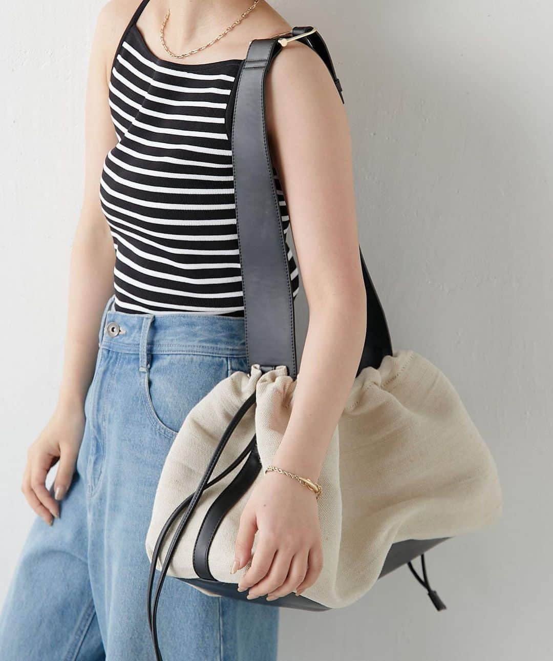 のインスタグラム：「【 New Arrivals 】  春夏のスタイリングにぴったりの天然素材を使用した大きめバッグが登場。 ショルダー部分のバックルがポイント。 ざっくりとラフに持てるのにこなれ感が出せる優秀アイテムです。  ▼ メタルバックルショルダー CLZ5031512A0003 ¥12,100(税込)  . . .  #COLLAGEGALLARDAGALANTE #PAPILLONNER #コラージュガリャルダガランテ #パピヨネ #きれいめコーデ #きれいめカジュアル #キレイめコーデ #きれいめコーディネート #キレイめコーディネート#大人っぽコーデ #オトナカジュアルコーデ #大人カジュアルコーデ #ショルダーバッグ #ミニショルダー #おでかけコーデ #旅行コーデ #大きめバッグ #旅行バッグ #デニムコーデ #デニム #デニムパンツ #ボーダートップス #ボーダー」
