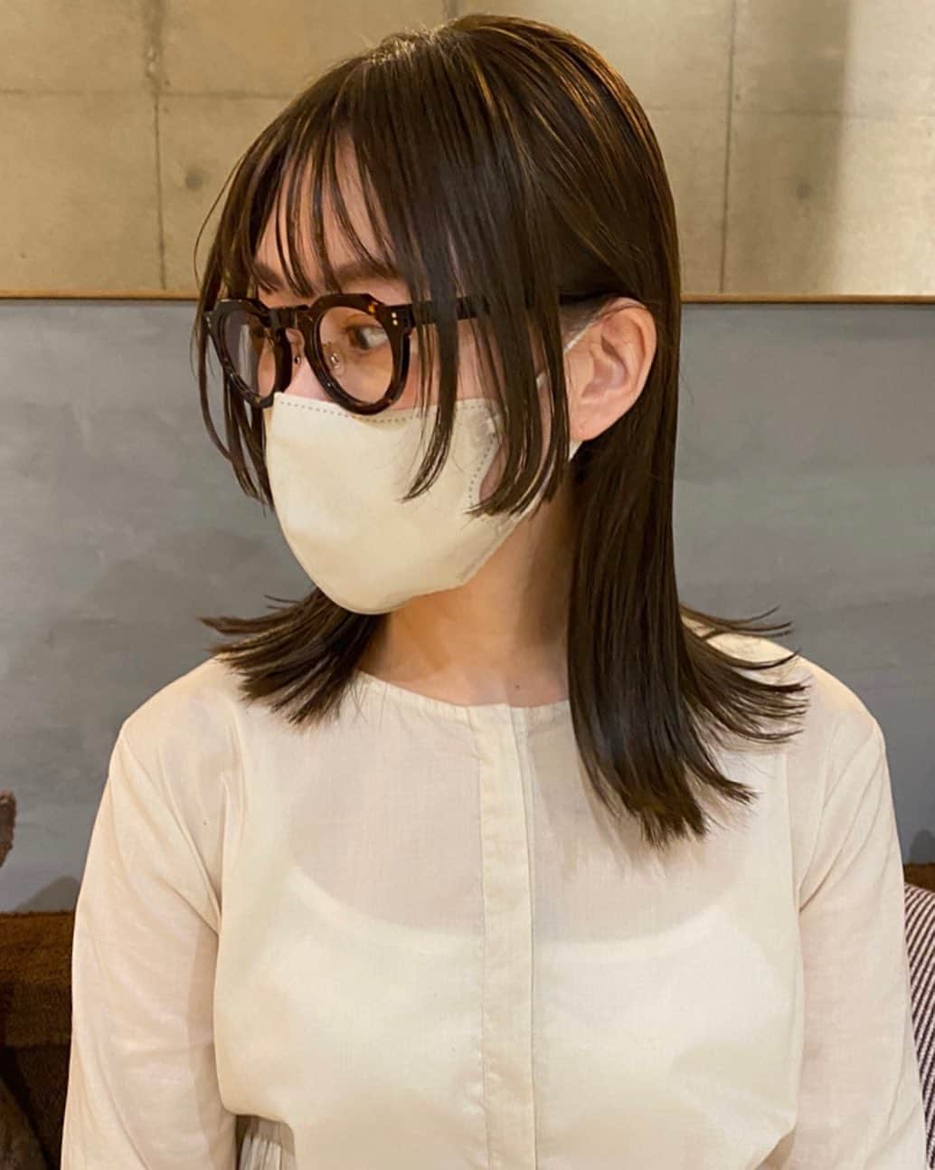 土田瑠美のインスタグラム：「フェイスラインをぱつんと ダブルラインヘア◎  私もこのヘアにした💇‍♀️」
