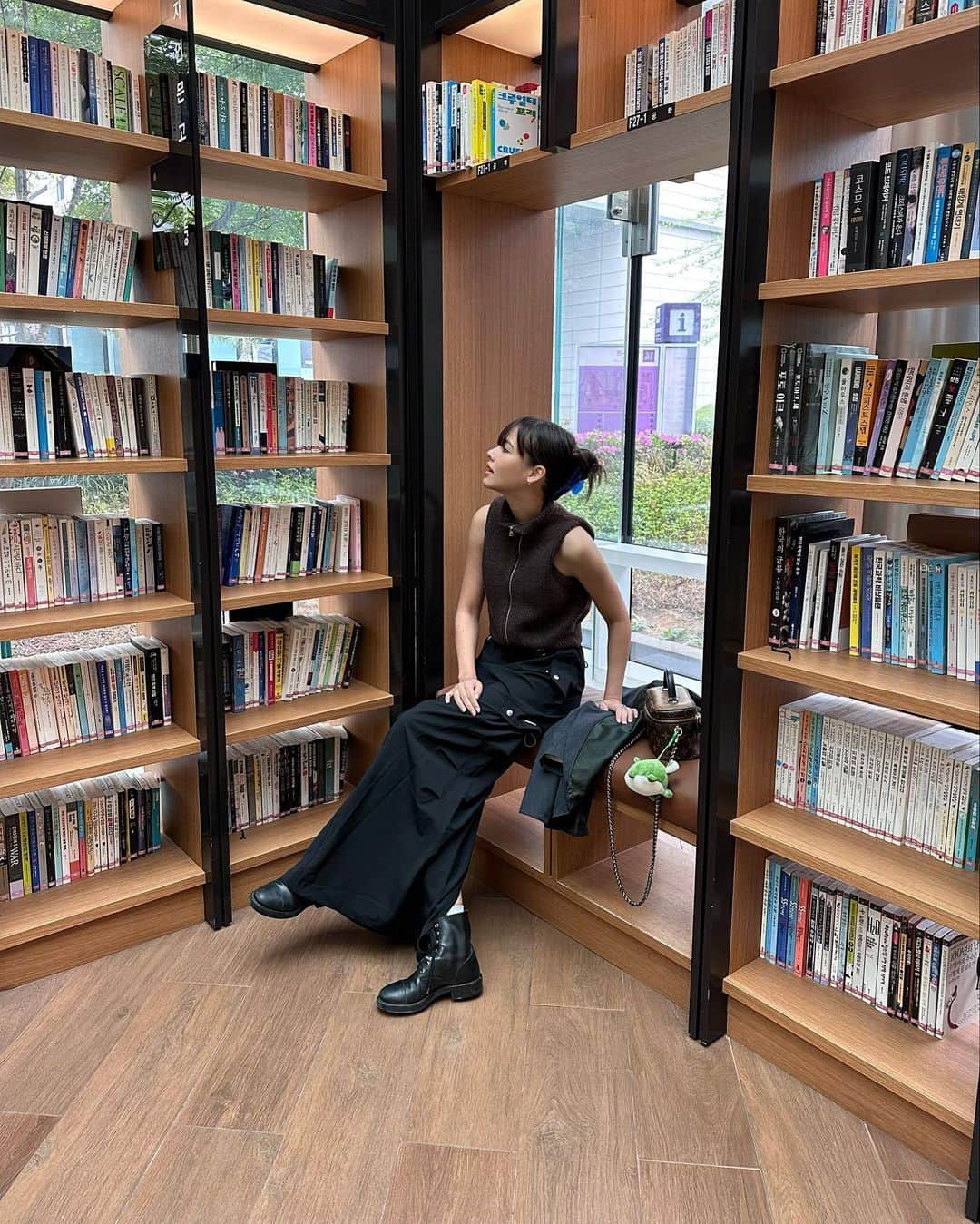 ウッラサヤー・セパーバンのインスタグラム：「Romance section อยู่แถวไหนครับ❣️😆  #yyinkr」