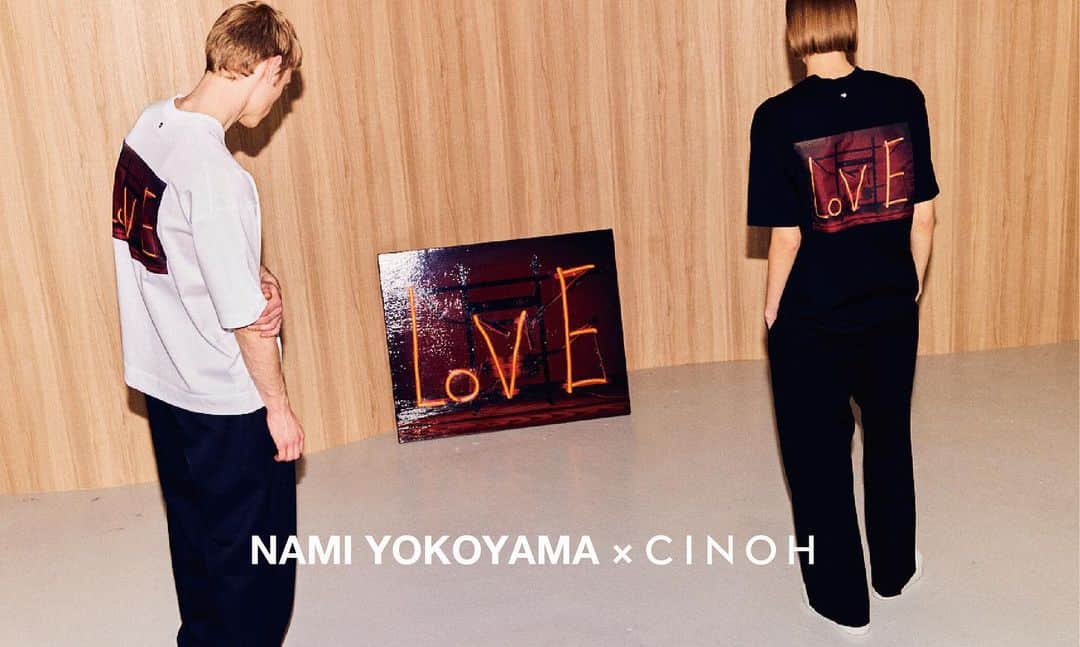 チーノのインスタグラム：「NAMI YOKOYAMA × CINOH collaborate with  @namiyokoyama special pieces just arrived!  アーティスト・横山奈美氏 @namiyokoyama   とのコラボレーション。特別に描きおろしていただいた代表作でもある「ネオン」シリーズの絵画をシルク生地にプリントし、CINOH定番のTシャツに縫い付けたスペシャルなアイテム。    #CINOH #CINOH_SS23 #CINOH_OMOTESANDOHILLS #cinoh_official  #CINOH_WOMENS #CINOH_MENS」