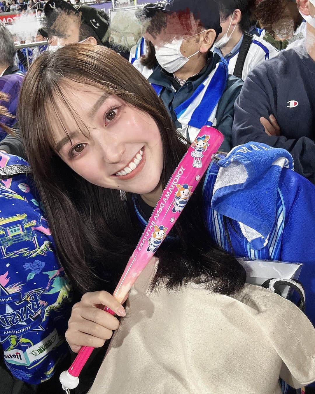 リサのインスタグラム：「開幕戦とつば九郎。🐧  神里くんのタオル交換してくれた方ありがとうございました🙏！  #ベイスターズ」