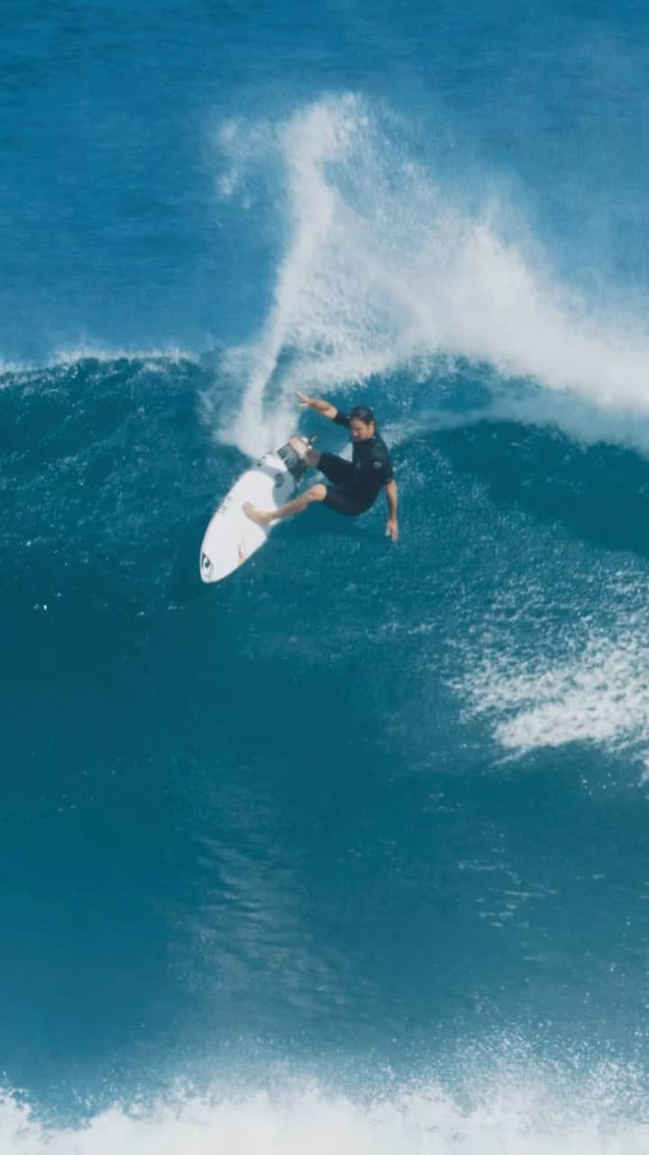 ジョーディ・スミスのインスタグラム：「@oneillusa spring suit for the win this morning. Water is pretty warm at the moment. 🎥 @nickchristyfilm  @reddigitalcinema   @smthshapes 6’3 V12」