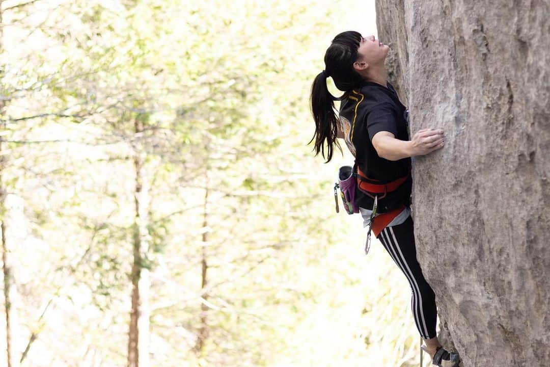 大場美和のインスタグラム：「先日は二子山ローソク岩で爛熟8cをトライ。 前回はランナウトする核心が抜けれず、恐怖心が植え付けられてこのルートに向かう足が重かったのですが、今回はトップアウトできて動きもいい感じに定まってきて良いイメージが持てました！ 今シーズンは行けてもあと1回。楽しもう。  今回も窪田さん @tallers_photopress に写真を撮っていただきました！ 一日中足場の悪い中ありがとうございます🙇🏻‍♂️  #二子山 #小鹿野町 #クライミング #adidas #pamo #浜崎治療院」