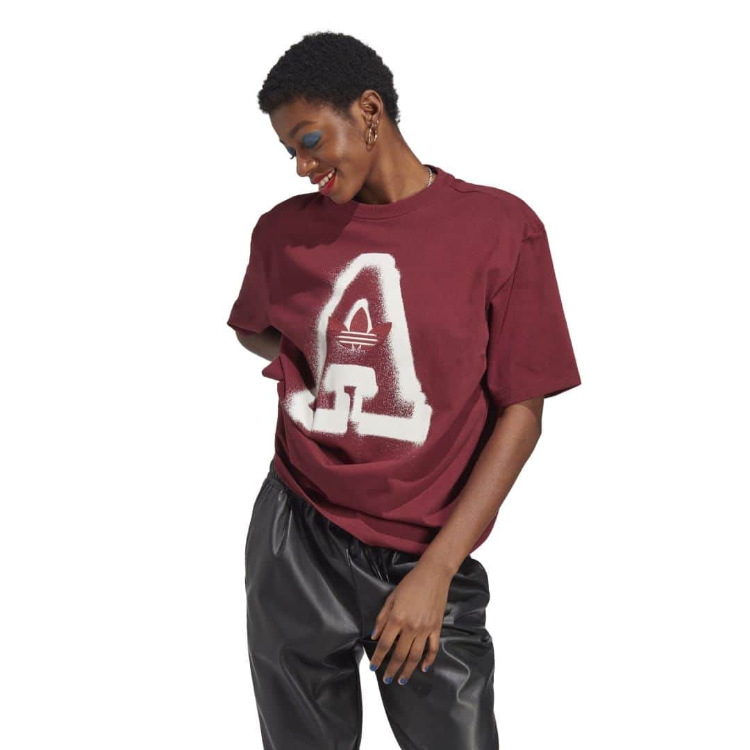 のインスタグラム：「・ ＜NEW IN＞  adidas W LOGO T-SHIRT(ｶﾚｯｼﾞ) IC5245 ¥4.950  この洗練されたデザインのTシャツは、クラシックなカレッジスタイルの美しさをフレッシュな雰囲気で蘇らせた一枚。フロントのスプレーペイントで描いたような""A""のグラフィックが、いつものシルエットに新しいテイストをもたらす。ゆったりした作りは、タックインすればすっきりとした見た目に。サステナブルな綿花栽培をサポートしている、アディダスのコットン製品。  #abcmart #abcマート #abcgs #abcmartgrandstage #adidas #アディダス」