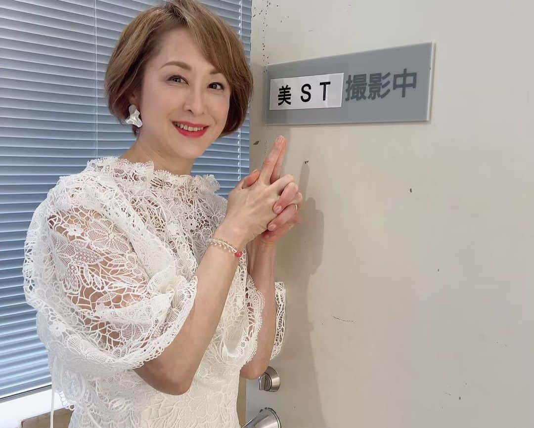 城之内早苗のインスタグラム：「発売になってます❣️ 美ST 6月号 私の大好きな炭酸❤️ 桐野編集長さんと口腔ケアのお話をさせて頂きました🫡 クセになるのよねー🤣  #美ST6月号#桐野編集長#口腔ケア#デンタルスパ#デンタルスパプロ#東洋炭酸研究所#城之内早苗#クセになる」