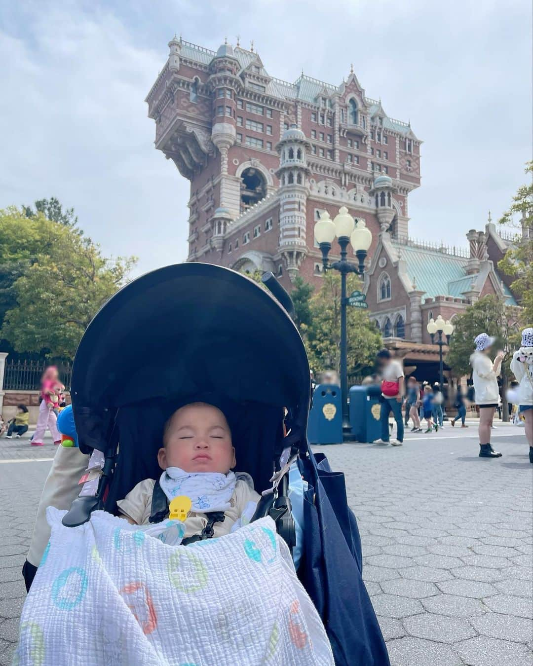 成田童夢のインスタグラム：「タワー・前で・寝テラー  #TDS」