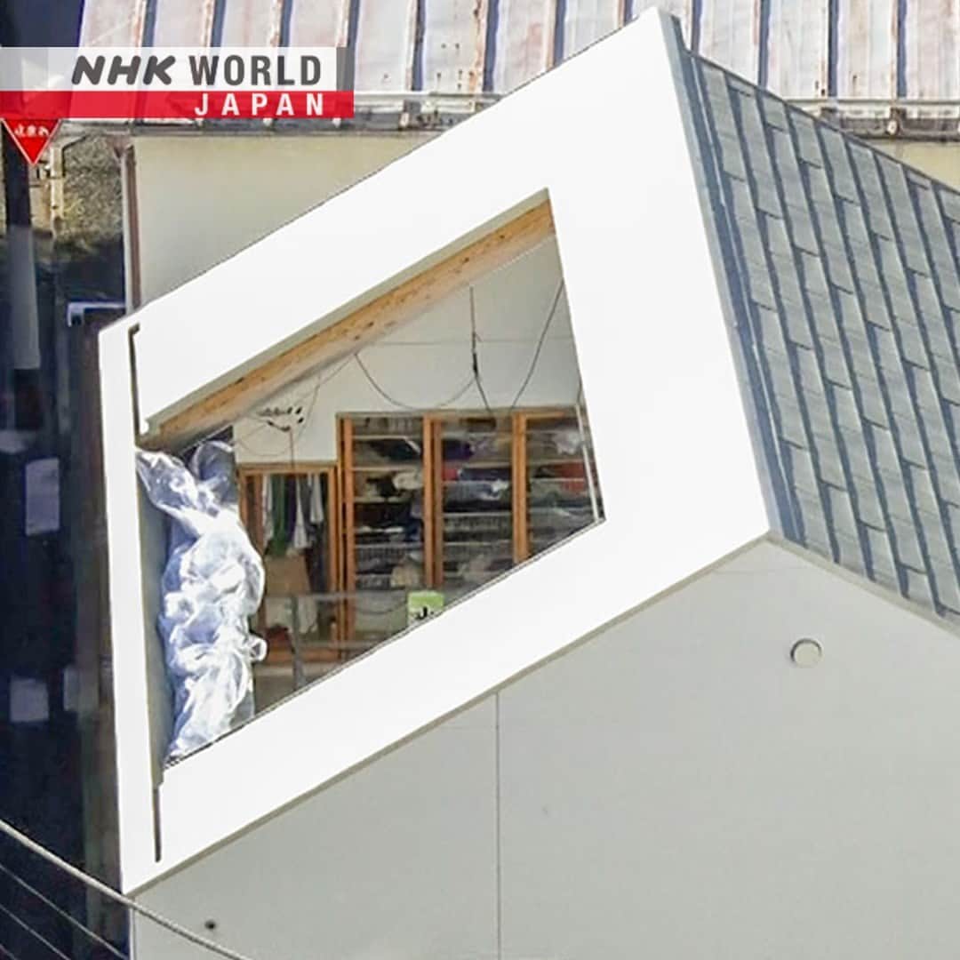 NHK「WORLD-JAPAN」さんのインスタグラム写真 - (NHK「WORLD-JAPAN」Instagram)「Notice something unusual about this tiny Tokyo house? 🏠 🤔 Half of its roof is missing! 😮 “Why?!” you ask. . 👉 Find out｜Watch｜15 Minutes - Tiny Houses, Cozy Homes: An Open-Air Living Room｜Free On Demand｜NHK WORLD-JAPAN website.👀 . 👉Tap in Stories/Highlights to get there.👆 . 👉Follow the link in our bio for more on the latest from Japan. . 👉If we’re on your Favorites list you won’t miss a post. . . #kyoshojutaku #tinyhouse #tokyohouse #japanesedesign #smallhouse #smallhousedesign #japanesehouse #japanarchitecture #tinyhousejapan #rooflesshouse #tokyo #japan #nhkworldjapan」4月20日 6時00分 - nhkworldjapan