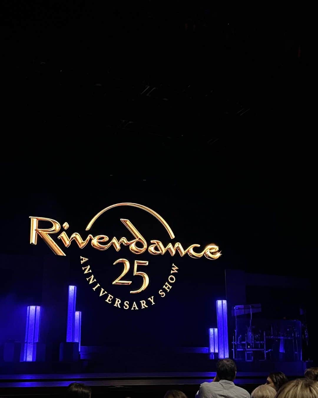 クリスタル・ハリスさんのインスタグラム写真 - (クリスタル・ハリスInstagram)「Dinner and a show with mom. Happy 25th anniversary Riverdance! ✨ #losangeles #dolby #mussofrankgrill #riverdance #tuesday #familytime」4月19日 16時17分 - crystalhefner