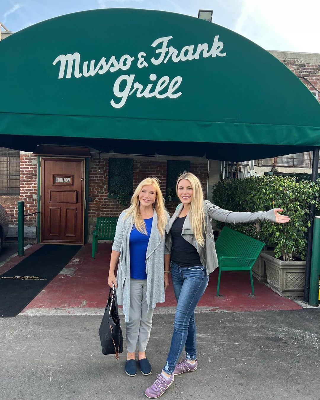クリスタル・ハリスのインスタグラム：「Dinner and a show with mom. Happy 25th anniversary Riverdance! ✨ #losangeles #dolby #mussofrankgrill #riverdance #tuesday #familytime」