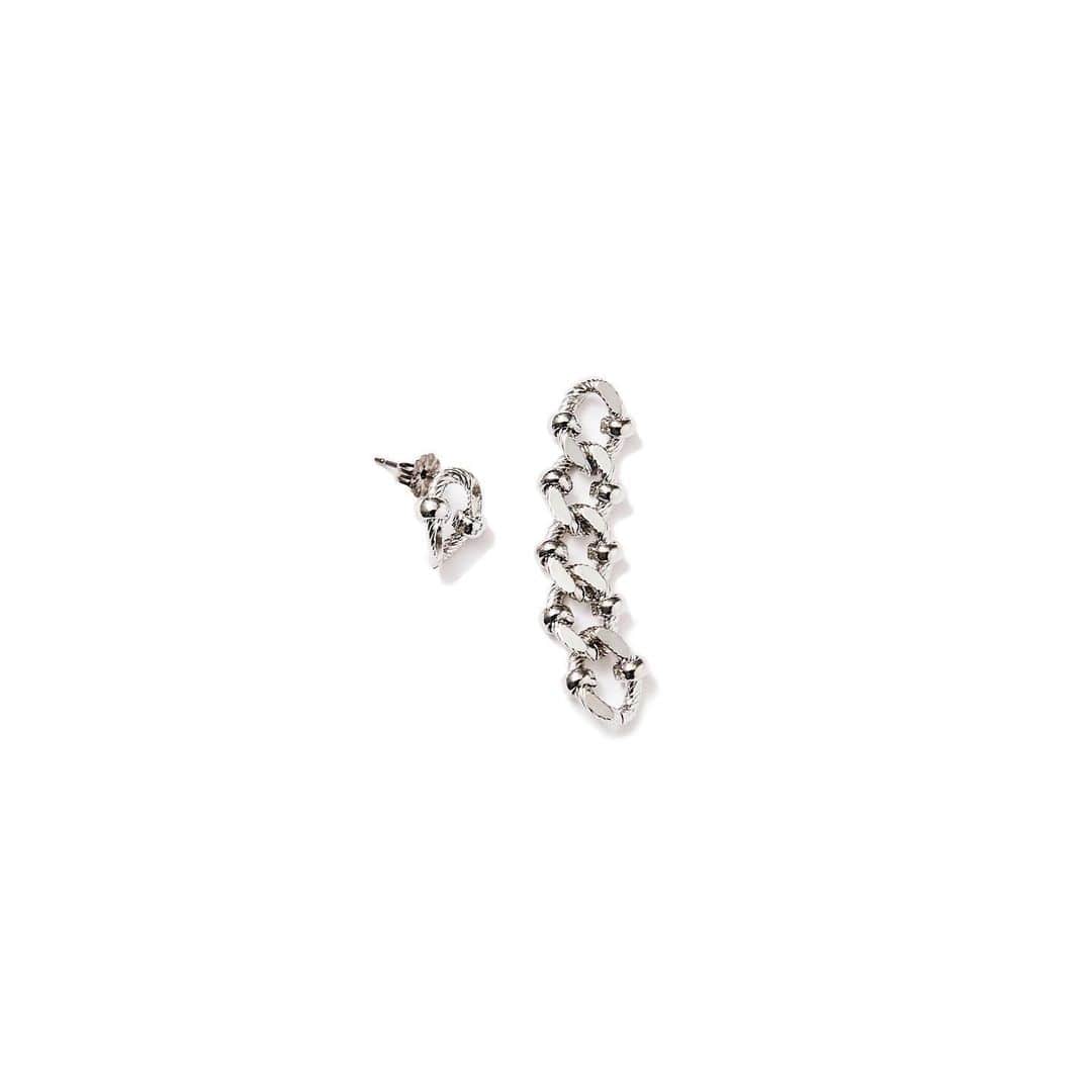 のインスタグラム：「・ K.Kshop ♦️Recommended♦️ ・ ♦︎Anthem for the senses アンセムフォーザセンスズ ／アシメトリーピアス (SILVER) ・  左右で異なる印象のアシメトリーピアス。 楕円のシンプルなチャームと、しなやかに揺れ動くチェーンデザインの組み合わせ。程よいボリューム感で軽い付け心地も魅力です。 片耳用としてもお使い頂けアレンジも楽しめるアイテムです。 ・ #kkcloset #kkshop #菊池京子 #kyokokikuchi #コーディネート #coordinate #code #ootd #outfit #style #happy #春 #夏 #秋　#冬　#spring #ピアス　#silver #japan #earrings #accessory」