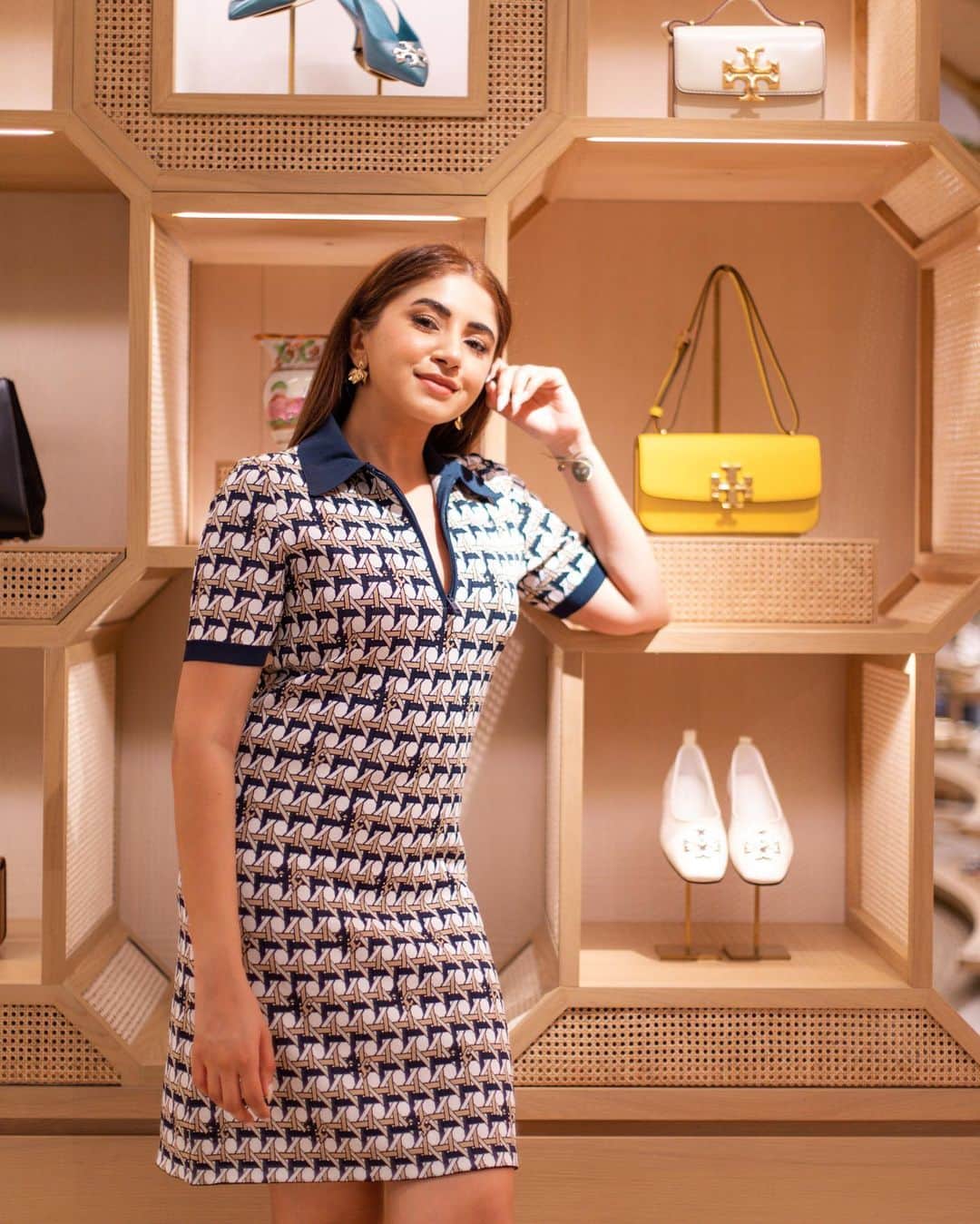 Aashna Shroffさんのインスタグラム写真 - (Aashna ShroffInstagram)「If you ever wondered what @toryburch heaven looks like, this would be it ☁️🤍 @reliancebrandsltd  I fell in love with so many SS23 pieces in the store and pop up, that I may have gone a little overboard 💸 Maybe I’ll film a haul soon?  #collab」4月19日 16時26分 - aashnashroff