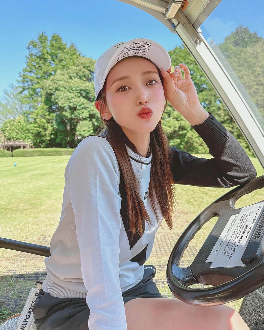 引地裕美のインスタグラム：「すごく良いショットがあったわけじゃないのに初めて110台でまわれた日😌 次の日はめちゃくちゃ叩いたけど初バーディーとりました🏌️‍♀️  ゴルフって難しい😌💫  #ゆうみ服 🧺⛳️ #taylormade #テーラーメイド #golf #ゴルフ #golfwear #ゴルフウェア #ゴルフ女子 #ゴルフ初心者 #ゴルフコーデ  #UMine #japanese #japanesegirl #일본 #오오티디 #얼스타그램 #패션스타그램 #데일리코디 #패션 #时装 #셀카 #데일리룩 #每日穿搭」