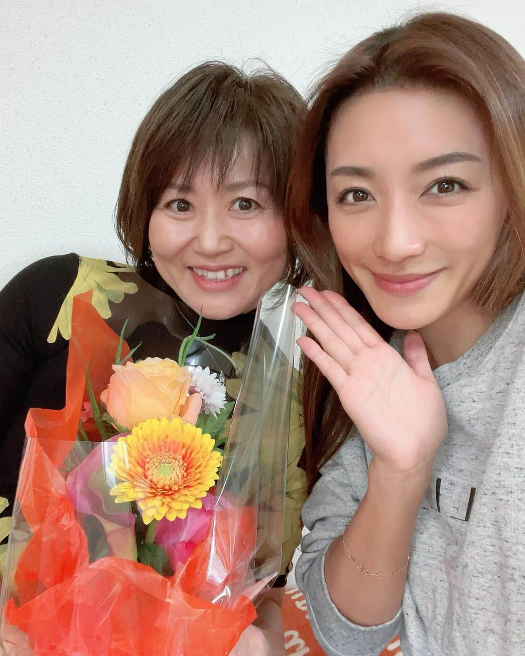 松藤あつこのインスタグラム：「まゆみさん❤️50歳のお誕生日 おめでとう御座います🎂🌸  (全て許可得て掲載しています)  去年の初めに、ビックサイトで捕まえられてから…笑  #ecuo の世界に引き込まれ…🤣  人は、何もしなければ老いていく  まゆみさんが証明です✨✨  ナチュラルに、副作用なく、安全に、手をかけてゆく…🫶  今月は弊社からお得に購入出来ます💕 好きな時間起業に。 ご近所サロン様への導入に。  ハイフの代替えはこれ❣️  ご紹介もお待ちしております👍  まゆみ&あつこが体験施術致します❤️  #超音波 #キャビテーション #周波数 #点照射　ではないから #安心 #安全 #音の力 #国産 #一台一台手作り」