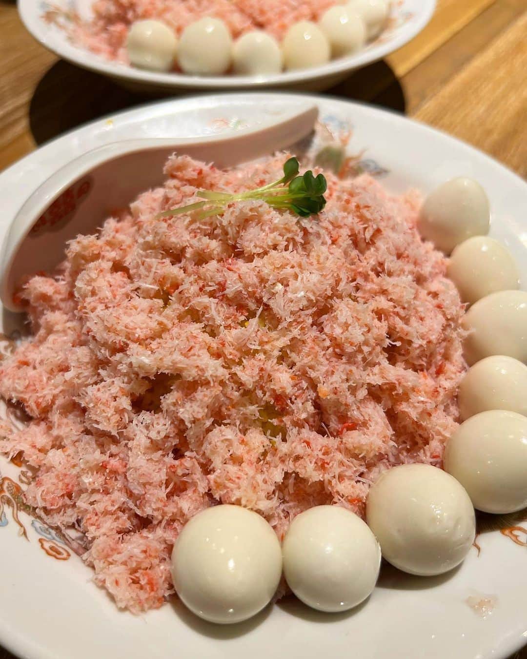 のインスタグラム：「📍「金龍 森本本店」 ･････････････････････････････････････････  愛知県一宮市にあるチャーハン専門店をご紹介🥢 こちらのお店では、個性的なチャーハンやラーメンなどが楽しめるのだそう✨  今の時期、限定で提供されているという紅ズワイ蟹を使ったチャーハンに思わず釘付け👀💕 ポイントはなんといっても、お米が見えないほどどっさり盛られた紅ズワイ蟹のほぐし身…🦀  色鮮やかで食欲もそそられますね🔥蟹好きにもたまらない一品です！  そのほか、卵や豚を混ぜ合わせた定番チャーハンも見逃せません✊どれもお酒によく合いそう〜🍺  サイドメニューも充実していて何度来店しても楽しめそうです✨  美味しいチャーハンが食べたいときには、ぜひ「金龍 森本本店」さんに行ってみてください🏃‍♂️💕  ┈┈┈┈┈┈┈┈┈┈┈┈┈┈┈┈┈┈┈  🍤名古屋のローカルグルメメディア【ナゴレコ】🍤  名古屋人がレコメンドする本当に美味しい名古屋めし🥢 これさえフォローしておけば、街の流行りがきっとわかる◎ 100名以上の編集部で作り上げる、名古屋エリア最大規模のグルメメディアです📝  他の投稿はこちらから👉 @nagoya_food  ┈┈┈┈┈┈┈┈┈┈┈┈┈┈┈┈┈┈┈  #ナゴレコ で、あなたの投稿をリポスト！ webサイト「ナゴレコ」もチェックしてね👀 ･････････････････････････････････････････  ☞ photo by （ @n.s.z.k.nagoya ）  【チャーハン専門店】  金龍　森本本店 ★★★🍃 @chaahan_kinryu 🏠愛知県一宮市森本3-17-10 🅿️多数  一宮にあるチャーハン専門店 以前1回行ったことがあるんだけど、今回は季節限定の紅ズワイ蟹チャーハンを食べに 伺いました。  ▪︎紅ずわい蟹チャーハン大盛　1080円 ▪︎蟹神だく　1150円 ▪︎蟹クリーミーコロッケ　2個500円 ▪︎すっぴんチャーハン大　650円 ▪︎金の豚チャーハン大　　750円 ▪︎とりもも2個唐揚げ　　320円 ▪︎昔ながらの中華そば　370円 ▪︎うずらトッピング  出来立てのパラパラチャーハンは アツアツでとってもいいお味。  紅ずわい蟹チャーハンは神だくすぎて チャーハンがさめちゃったので普通の量がオススメ！　わたし的には大人気の金の豚チャーハンが本当においしくてお勧め。  きっとチャーハン嫌いな人いないとおもう。 興味ある方はぜひ一度行ってみてくださいね♪  お店の新メニュー情報はこちらを チェックしてね👇  @chaahan_kinryu  ごちそうさまでした🍒」