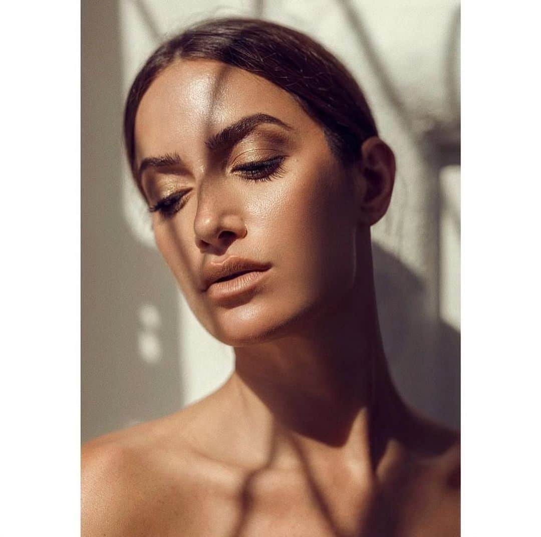 ドナ・フェルドマンのインスタグラム：「A light here, required a shadow there . . #beautyshoot memories with @noahnash @ahoodmakeup3」