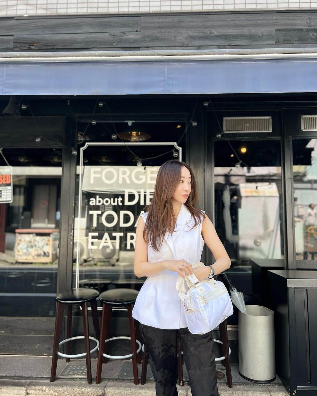 神崎恵のインスタグラム：「・ 今朝は慌ただしく家を出てしまい。 上着を忘れました。 いくら「６月の陽気」だと言ったって、 ノースリーブはないでしょう。と自分へつっこみを入れながら過ごした今日。 26℃の夏日。暑くてよかった。  今夜か明日の夜、レスポライブができたらいいなと思っています。 毎日、大活躍🍒👜」