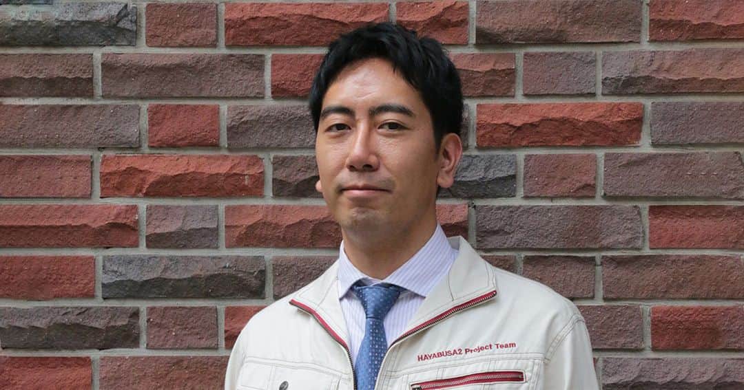 立教大学のインスタグラム：「【ニュース】理学部の亀田真吾教授が公益社団法人日本地球惑星科学連合の「第5回地球惑星科学振興西田賞」を受賞しました。  地球惑星科学振興西田賞は、地球惑星科学の分野において国際的に高い評価を得ている優れた中堅研究者に授与されるものです。  亀田教授の研究について 「飛翔体搭載観測装置による天体表層・大気に関する研究」 小惑星探査機はやぶさ2や深宇宙探査機プロキオン搭載の光学観測装置の開発を進め、小惑星リュウグウや地球コロナ観測を成功させた。この研究を太陽系外惑星の観測に応用した研究・技術開発を進めている。  「日本地球惑星科学連合2023年大会」 授賞式は5月21日（日）～26日（金）に幕張メッセで執り行われる予定です。  【コメント】 理学部物理学科教授 亀田 真吾  このたび、日本地球惑星科学連合より、第5回地球惑星科学振興西田賞を受賞致しました。これまで参加してきた宇宙探査計画での観測装置の開発とその観測実績を評価して頂きましたが、この活動は、多数の方の協力によってようやく成立しているものです。立教大学理学部では、研究活動に支援・ご理解を頂いた上、学生達とは重要な実験を進めることができました。また、他大学・研究機関の共同研究者、担当メーカの方々にも大変お世話になっております。この場をお借りして皆様に感謝を申し上げます。 宇宙探査はこれからも続きます。成功も失敗も糧として、引き続き研究活動を進めていきます。  https://www.rikkyo.ac.jp/news/2023/04/mknpps0000026ggx.html」