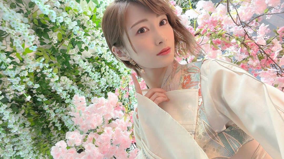 AYASAさんのインスタグラム写真 - (AYASAInstagram)「🌸 全体的にお花に囲まれた撮影でした💐 お衣装の袖のデザインもめちゃくちゃ気に入っています🫶 ・ ・ #桜めくり #sakuramekuri #Ayasa  #オフショット」4月19日 16時31分 - ayasa_doya