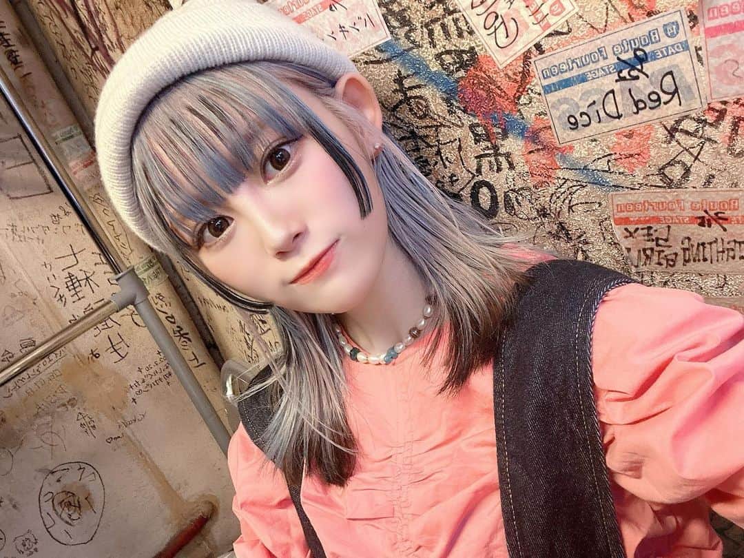 のインスタグラム：「・ この前のライブの楽屋📷  アメリカンドッグおいしい。 いつもはファミチキ派です。 ウインクは苦手です。  ・ ・  #シャドールーツ  #ホワイトカラー  #ホワイトブロンド  #ホワイトブリーチ  #ブリーチカラー  #春カラー  #2023ヘアカラー  #デザインカラー  #ブルーヘア  #ヘアカラー  #ヘアカラートレンド  #ヘアスタイル  #ヘアアレンジ」
