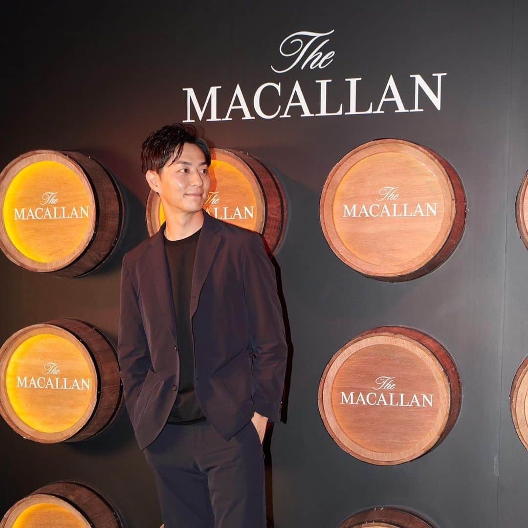 友永真也さんのインスタグラム写真 - (友永真也Instagram)「魂に残る、究極のウイスキー ザ・マッカラン🥃  スコットランドのシングルモルトウイスキー「ザ・マッカラン」が「本物と出逢う旅」をテーマに、 長い歴史の中で追求してきた樽へのこだわりと、そのこだわりが生みだすダブルカスクの味わいを 五感で学び・体感いただけるイベントを4日間限定で六本木ヒルズにてオープン。 4月20日(木)~23日(日)  日本ではない空間が六本木に出来上がったので、是非行ってみて下さい😉🏴󠁧󠁢󠁳󠁣󠁴󠁿  #ザマッカラン #マッカラン #ザマッカランダブルカスク #本物と出逢う旅」4月19日 21時57分 - tomonaga_shinya