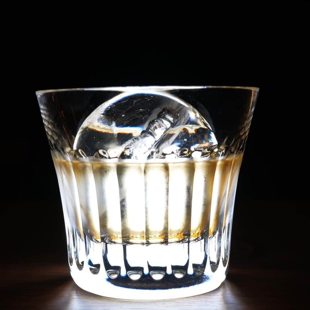 友永真也さんのインスタグラム写真 - (友永真也Instagram)「魂に残る、究極のウイスキー ザ・マッカラン🥃  スコットランドのシングルモルトウイスキー「ザ・マッカラン」が「本物と出逢う旅」をテーマに、 長い歴史の中で追求してきた樽へのこだわりと、そのこだわりが生みだすダブルカスクの味わいを 五感で学び・体感いただけるイベントを4日間限定で六本木ヒルズにてオープン。 4月20日(木)~23日(日)  日本ではない空間が六本木に出来上がったので、是非行ってみて下さい😉🏴󠁧󠁢󠁳󠁣󠁴󠁿  #ザマッカラン #マッカラン #ザマッカランダブルカスク #本物と出逢う旅」4月19日 21時57分 - tomonaga_shinya