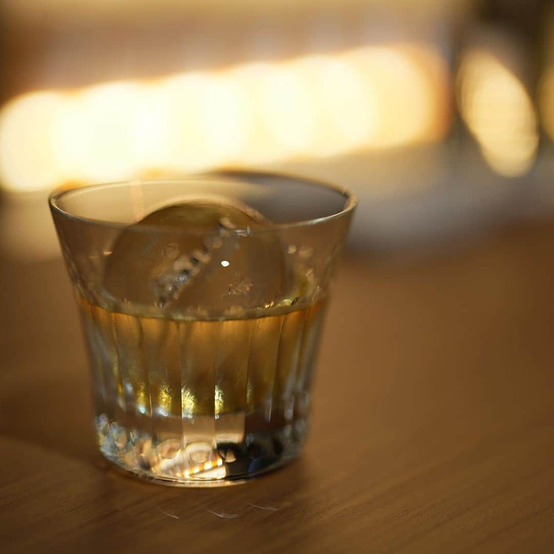友永真也さんのインスタグラム写真 - (友永真也Instagram)「魂に残る、究極のウイスキー ザ・マッカラン🥃  スコットランドのシングルモルトウイスキー「ザ・マッカラン」が「本物と出逢う旅」をテーマに、 長い歴史の中で追求してきた樽へのこだわりと、そのこだわりが生みだすダブルカスクの味わいを 五感で学び・体感いただけるイベントを4日間限定で六本木ヒルズにてオープン。 4月20日(木)~23日(日)  日本ではない空間が六本木に出来上がったので、是非行ってみて下さい😉🏴󠁧󠁢󠁳󠁣󠁴󠁿  #ザマッカラン #マッカラン #ザマッカランダブルカスク #本物と出逢う旅」4月19日 21時57分 - tomonaga_shinya
