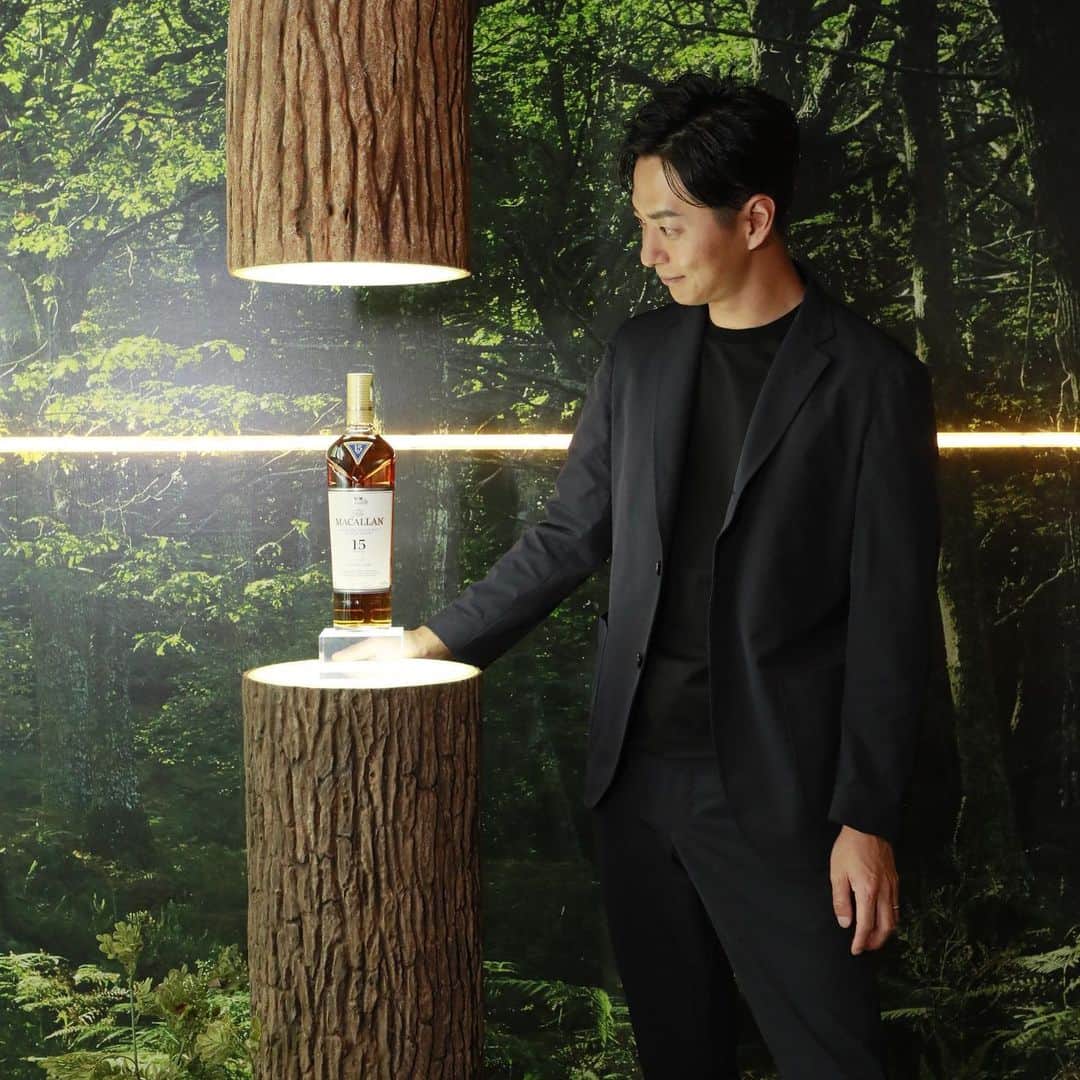 友永真也さんのインスタグラム写真 - (友永真也Instagram)「魂に残る、究極のウイスキー ザ・マッカラン🥃  スコットランドのシングルモルトウイスキー「ザ・マッカラン」が「本物と出逢う旅」をテーマに、 長い歴史の中で追求してきた樽へのこだわりと、そのこだわりが生みだすダブルカスクの味わいを 五感で学び・体感いただけるイベントを4日間限定で六本木ヒルズにてオープン。 4月20日(木)~23日(日)  日本ではない空間が六本木に出来上がったので、是非行ってみて下さい😉🏴󠁧󠁢󠁳󠁣󠁴󠁿  #ザマッカラン #マッカラン #ザマッカランダブルカスク #本物と出逢う旅」4月19日 21時57分 - tomonaga_shinya