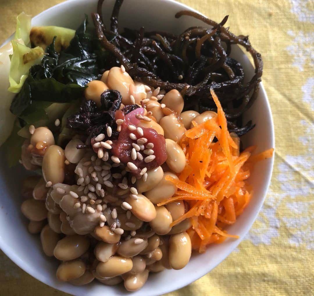 日登美のインスタグラム：「This is how my breakfast looks like❤️ Homemade Natto and Umeboshi  carottes râpées Marinated hijiki Cabbage and seaweed  Rice #veganfood  #macrobiotic   朝ごはんはこんな感じで 乗っけご飯が基本です。 ひじきは今の季節サッと茹でて 梅酢とお醤油少しのメープルに オリーブオイルでマリネしたものを 常備しておくと便利。 暖かくなって来たから煮物より茹でた方が 体が楽になりますよん。 そして春夏は芽ひじきがおすすめですよ。 #マクロビオティック」