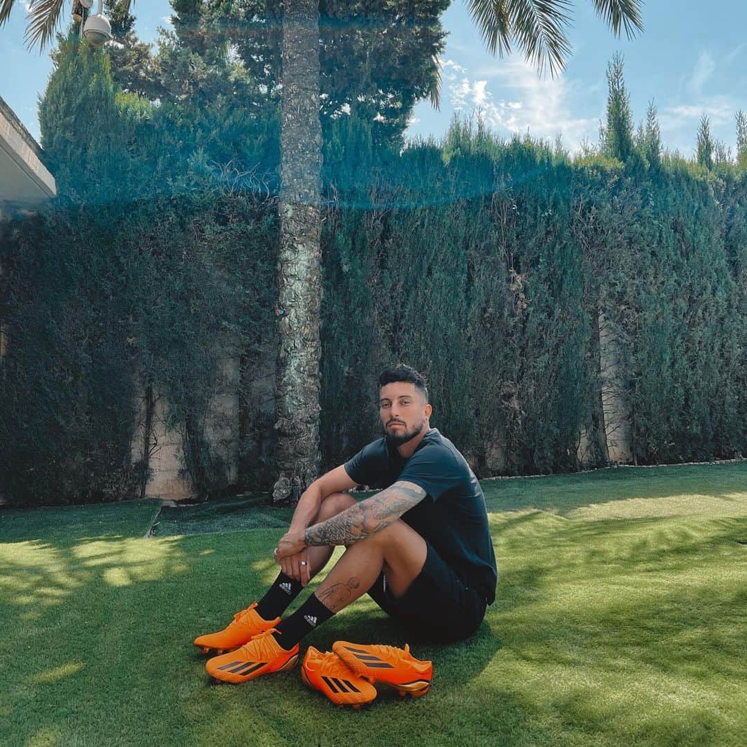 アレックス・ニコラオ・テレスのインスタグラム：「Bringing the heat 🔥🔥🔥🥵 @adidasfootball」