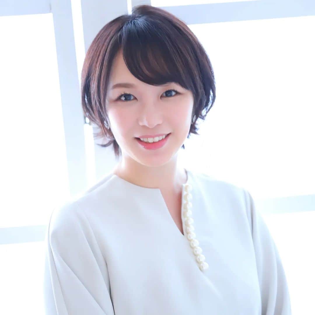 宮田愛子のインスタグラム：「事務所のプロフィール写真を新しいものに変更。  職歴も詳しく書きました。自分らしさがプロフィールから伝わりますように✨  インスタのトップにリンク🔗を貼っています！」