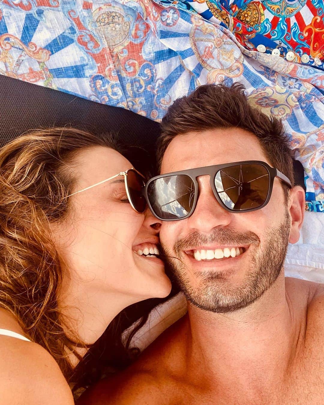 アンディ・ドーフマンのインスタグラム：「Exactly six (wild and chaotic) weeks until forever. Can’t wait to marry you @blaineh86 👰🏻‍♀️ 💍」