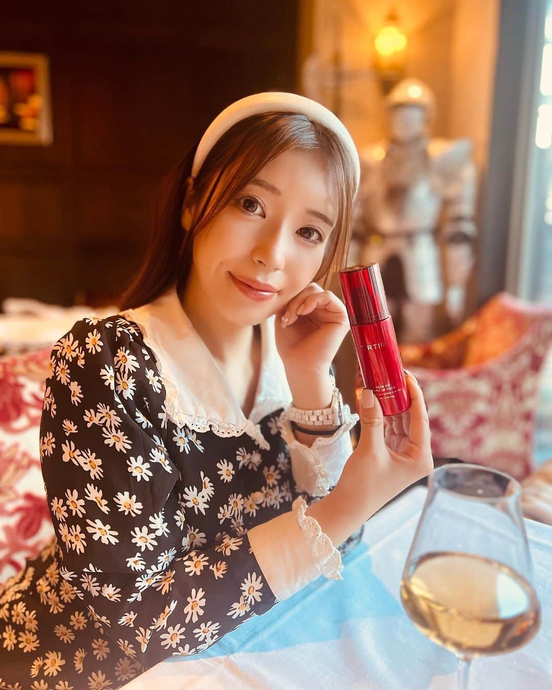 中村かなのインスタグラム：「🤍 ・ ・ 人気の韓国コスメ🇰🇷 @tirtir_jp_official  TIRTIRマスクフィットシリーズからメイクキープミストが登場💭 ✨新商品✨ " TIRTIR マスクフィットメイクアップフィクサー " ・ ・ ベタつかない軽いつけ心地でべたつかず マスク汚れ防止&メイクが崩れにくくなるから 毎日メイクの仕上げにシュシュっと振りかけています💭 ・ ・ TIRTIRのコスメは超愛用してて ベースメイクは全てTIRTIR❣️ ・ ☑︎マスクフィットサンクリーム ☑︎マスクフィットオーラクッション(レッドリキッドファンデor赤のクッションの時もあり) ☑︎マスクフィットメイクアップフィクサー ・ ・ で、私のお顔が完成してます♡ ・ ・ #TIRTIR #マスクフィットメイクアップフィクサー #sponsored #マスクフィット #マスクフィットシリーズ#最強ベース #韓国コスメ #韓国 #メイクキープ #韓国メイク #アラサー美容 #アラフォー美容 #アラフィフ美容 #ツヤ肌 #春メイク」