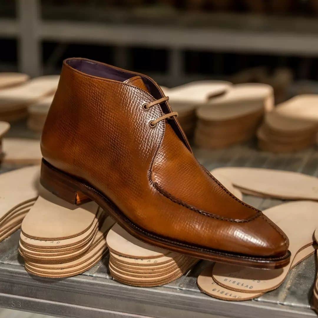 カルミナさんのインスタグラム写真 - (カルミナInstagram)「Last hours of custom weekend | Custom Chukka boots  Are you yet to customise your Carminas? Take advantage of the 20% discount this Custom Weekend, and experience customising your shoes in 3D.  #carmina #carminashoemaker  #customweekend #menstyle #カルミナ #menloafers #ootd #leathershoes #premiumshoes #artisan #dapper #handcrafted #luxuryfootwear #shoes #customshoes #ootdshoes #handmadeshoes #moccasin #moccasins #mensshoes #mensstyle #menstyle #custom #custommade #customshoe #personalizedshoes」4月19日 16時34分 - carminashoemaker