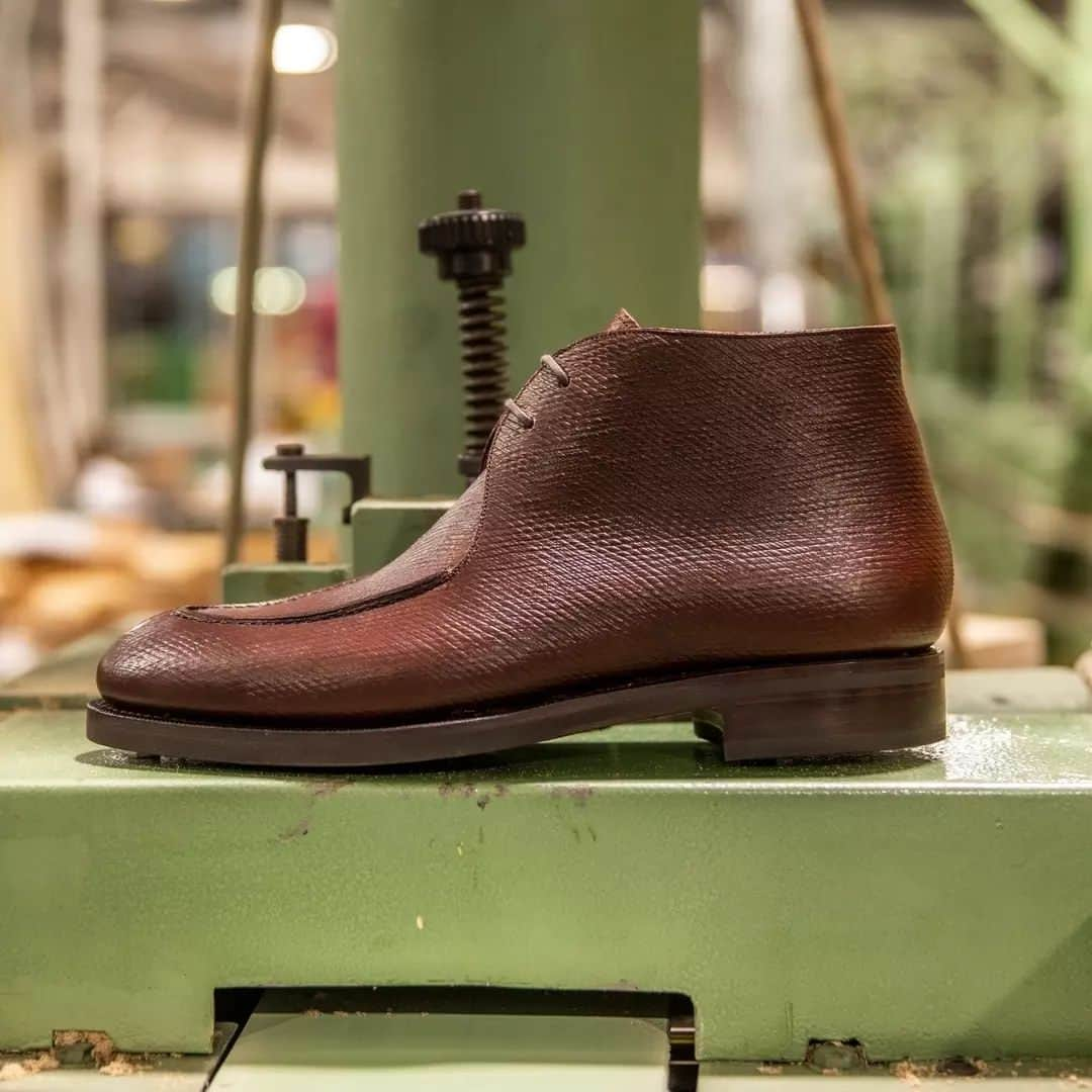 カルミナのインスタグラム：「Last hours of custom weekend | Custom Chukka boots  Are you yet to customise your Carminas? Take advantage of the 20% discount this Custom Weekend, and experience customising your shoes in 3D.  #carmina #carminashoemaker  #customweekend #menstyle #カルミナ #menloafers #ootd #leathershoes #premiumshoes #artisan #dapper #handcrafted #luxuryfootwear #shoes #customshoes #ootdshoes #handmadeshoes #moccasin #moccasins #mensshoes #mensstyle #menstyle #custom #custommade #customshoe #personalizedshoes」