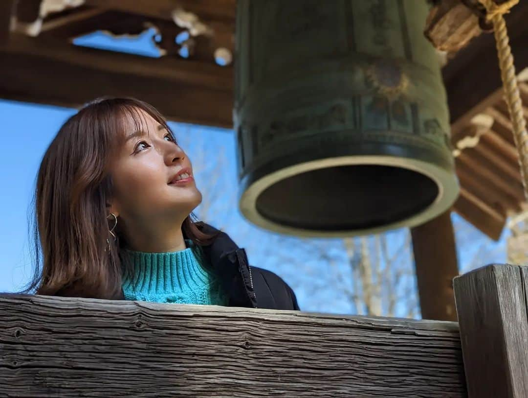 浜田真衣さんのインスタグラム写真 - (浜田真衣Instagram)「合成写真みたいᐕ)ﾉ 後ろの鐘を思うがままに鳴らした後ですっ🤣 ⁡⁡⁡ ⁡⁡⁡ #えいやーで旅する人⁡ ⁡ #思いつきの旅人 ⁡ #パワースポットの旅⁡ ⁡ #岐阜県の旅」4月19日 16時37分 - nna1317