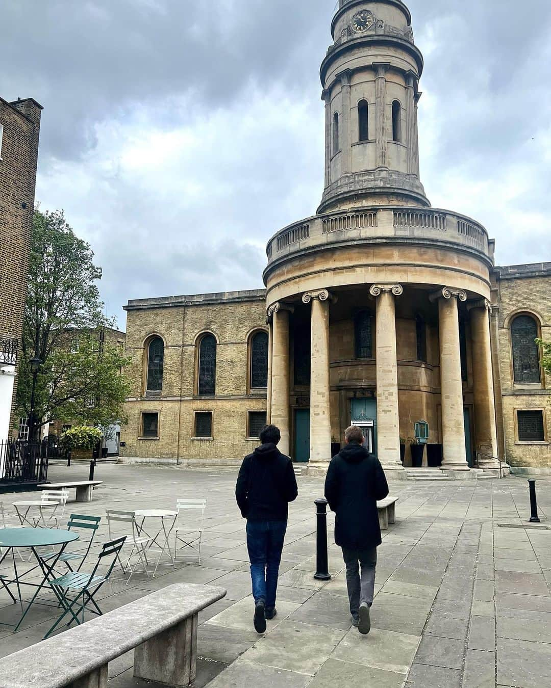 松原汐織さんのインスタグラム写真 - (松原汐織Instagram)「My mom’s in London again because my husband’s busy. She helps me and takes care of my daughter❤️ We take a walk every morning. Yesterday, we went to Marlylebone. We had coffee @boxcarbaker , did the shopping @bayleyandsage and got chocolates @rococochocolates . We love this area🥰 ・ ・ 夫の出張があり、母が手伝いに来てくれています。沢山甘えさせてもらって、ありがたいです。 昨日は近所のMaryleboneに散歩へ❣️ センスの良いお店が集まっていて、大好きなエリアです。  Boxar Bakerはコーヒーが美味しくて賑わっていますが、店内＆テラスと座席数が多くて◎ Bayley and Sageは紀伊國屋の様と言いますか、オリジナル商品も多々あり洒落てるスーパー(ポテトチップスや生ハムやサラミ、ティラミスがお気に入り♡)、 Rococo chocolates は絶品ショコラトリー🍫(たぶん日本にないので、こちらもお土産に◎)  ロンドンにお越しの際はぜひ🇬🇧💕 ・ ・ ー #newbaby #baby #babygirl #newmom #lovemyfam  #marylebone #boxcarbaker #bayleyandsage #rococochocolates  #london #thisislondon #londonlife #mum #mumofagirl  #出産 #海外出産 #女の子ママ  #海外子育て #イギリス子育て #ロンドン子育て  #メアリルボーン #ロンドン土産 #ロンドングルメ  #ロンドン #ロンドン生活 #ロンドン在住  #shioriinlondon2023  ー」4月19日 16時38分 - shiori_ma_