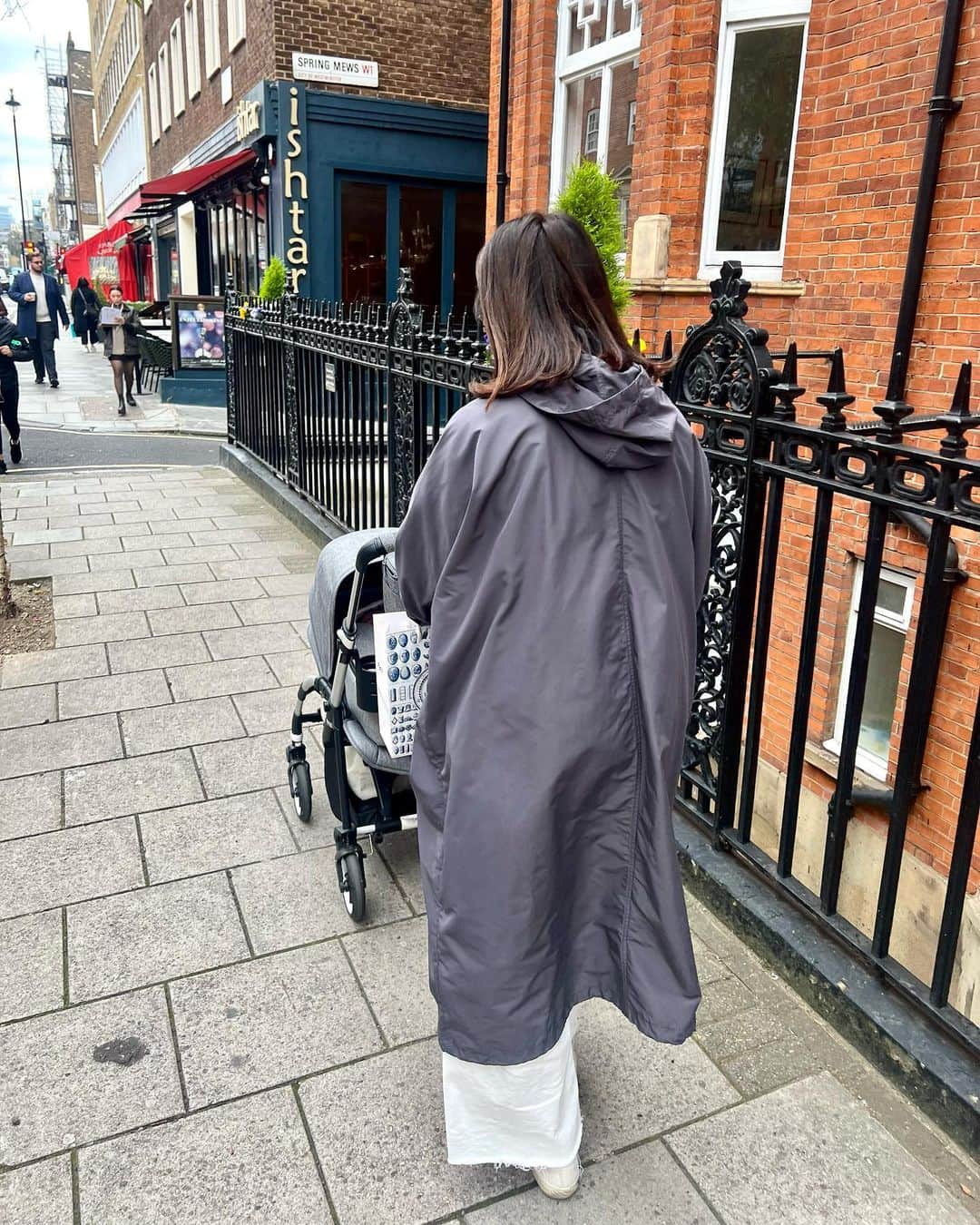 松原汐織さんのインスタグラム写真 - (松原汐織Instagram)「My mom’s in London again because my husband’s busy. She helps me and takes care of my daughter❤️ We take a walk every morning. Yesterday, we went to Marlylebone. We had coffee @boxcarbaker , did the shopping @bayleyandsage and got chocolates @rococochocolates . We love this area🥰 ・ ・ 夫の出張があり、母が手伝いに来てくれています。沢山甘えさせてもらって、ありがたいです。 昨日は近所のMaryleboneに散歩へ❣️ センスの良いお店が集まっていて、大好きなエリアです。  Boxar Bakerはコーヒーが美味しくて賑わっていますが、店内＆テラスと座席数が多くて◎ Bayley and Sageは紀伊國屋の様と言いますか、オリジナル商品も多々あり洒落てるスーパー(ポテトチップスや生ハムやサラミ、ティラミスがお気に入り♡)、 Rococo chocolates は絶品ショコラトリー🍫(たぶん日本にないので、こちらもお土産に◎)  ロンドンにお越しの際はぜひ🇬🇧💕 ・ ・ ー #newbaby #baby #babygirl #newmom #lovemyfam  #marylebone #boxcarbaker #bayleyandsage #rococochocolates  #london #thisislondon #londonlife #mum #mumofagirl  #出産 #海外出産 #女の子ママ  #海外子育て #イギリス子育て #ロンドン子育て  #メアリルボーン #ロンドン土産 #ロンドングルメ  #ロンドン #ロンドン生活 #ロンドン在住  #shioriinlondon2023  ー」4月19日 16時38分 - shiori_ma_