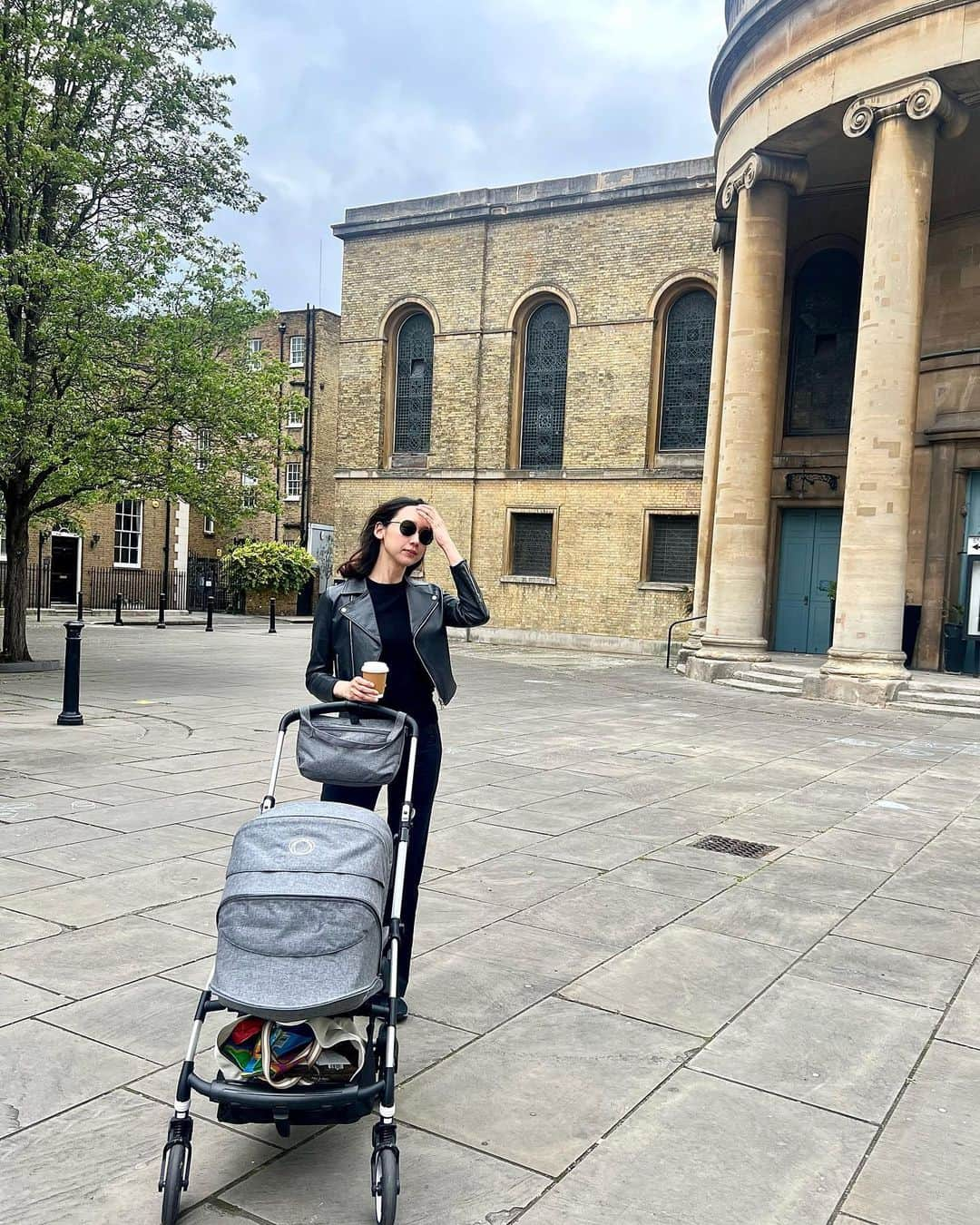 松原汐織のインスタグラム：「My mom’s in London again because my husband’s busy. She helps me and takes care of my daughter❤️ We take a walk every morning. Yesterday, we went to Marlylebone. We had coffee @boxcarbaker , did the shopping @bayleyandsage and got chocolates @rococochocolates . We love this area🥰 ・ ・ 夫の出張があり、母が手伝いに来てくれています。沢山甘えさせてもらって、ありがたいです。 昨日は近所のMaryleboneに散歩へ❣️ センスの良いお店が集まっていて、大好きなエリアです。  Boxar Bakerはコーヒーが美味しくて賑わっていますが、店内＆テラスと座席数が多くて◎ Bayley and Sageは紀伊國屋の様と言いますか、オリジナル商品も多々あり洒落てるスーパー(ポテトチップスや生ハムやサラミ、ティラミスがお気に入り♡)、 Rococo chocolates は絶品ショコラトリー🍫(たぶん日本にないので、こちらもお土産に◎)  ロンドンにお越しの際はぜひ🇬🇧💕 ・ ・ ー #newbaby #baby #babygirl #newmom #lovemyfam  #marylebone #boxcarbaker #bayleyandsage #rococochocolates  #london #thisislondon #londonlife #mum #mumofagirl  #出産 #海外出産 #女の子ママ  #海外子育て #イギリス子育て #ロンドン子育て  #メアリルボーン #ロンドン土産 #ロンドングルメ  #ロンドン #ロンドン生活 #ロンドン在住  #shioriinlondon2023  ー」