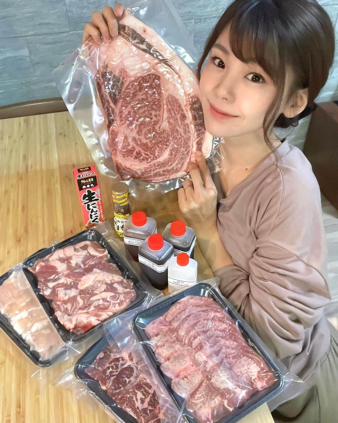 長谷川真美さんのインスタグラム写真 - (長谷川真美Instagram)「肉肉〜！！！🥓  #大阪焼肉ホルモンふたご の 贅沢すぎるセット！！！☺️💕  ・黒毛和牛のはみ出るカルビ 250g ・上タン塩 200g ・ロース  200g ・ホルモン  200g ・幻のハラミ  200g ・秘伝のタレ ・オリジナルぽん酢 ・肉塩他調理料  家で美味しいお肉を堪能できて 幸せすぎるーーー💓  @yakinikufutago.official  #大阪焼肉ホルモンふたご #焼肉ふたご #ふたごBBQ」4月19日 16時38分 - maami.hase