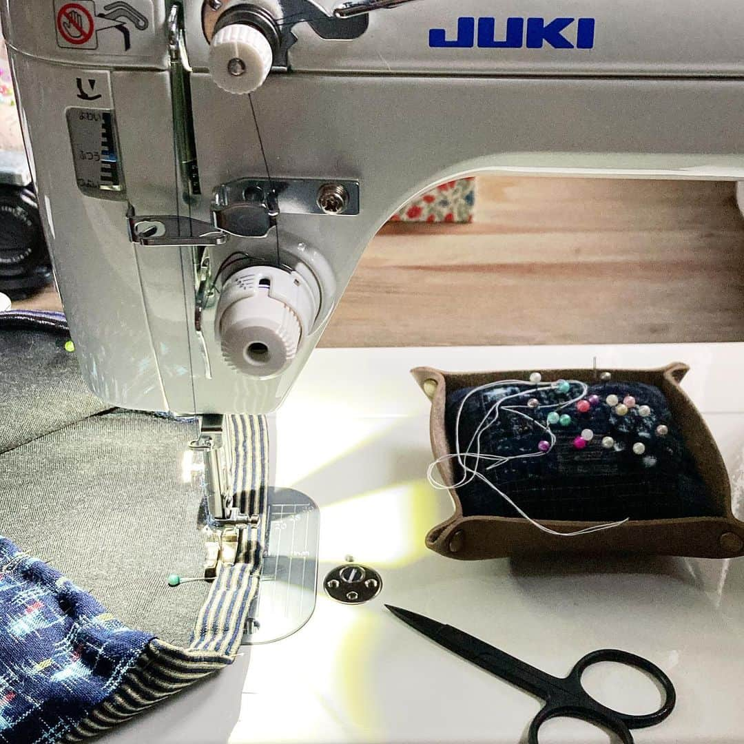 madebyayaさんのインスタグラム写真 - (madebyayaInstagram)「もう少しで完成(˶‾᷄ ⁻̫ ‾᷅˵)  #sewing #diy #ai #kimono #japaneseboro #japanesefabric #着物リメイク #vintagefabric #memadeeveryday #boro #indigo #upcycledclothing #sashiko #手仕事 #imakemyownclothes #handmadewardrobe #patchwork #slowfashion #手作り #juki #裁縫 #ハンドメイド #手芸 #sl700ex #古布リメイク #藍染 #手作 #古布 #柿渋染め #미싱」4月19日 16時38分 - a.y.a__