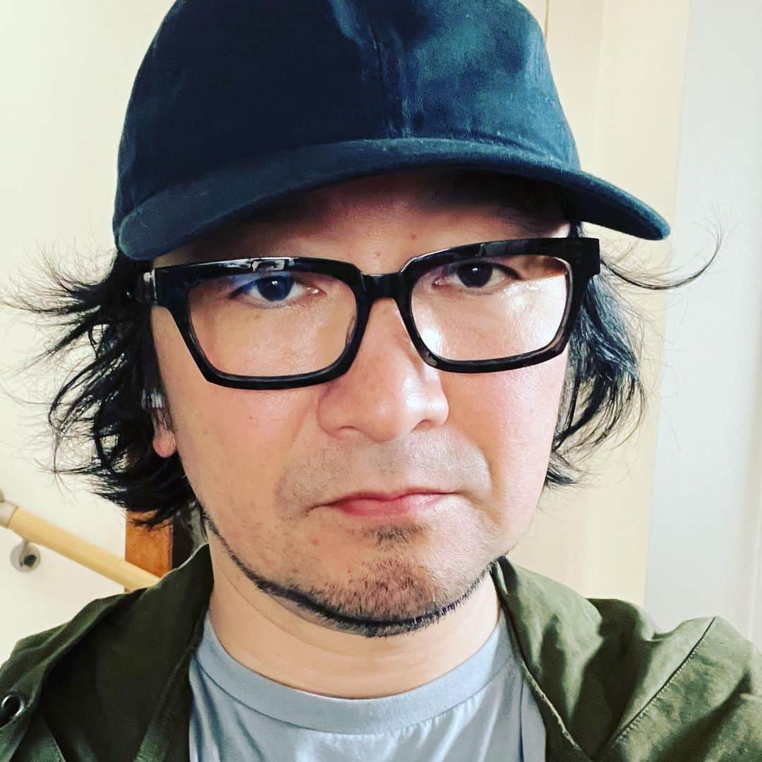 池田鉄洋のインスタグラム：「この格好で娘と、子供たちが沢山遊んでいる公園に行ったのだけど、なんかいかんよね。危ないよね、この人。」