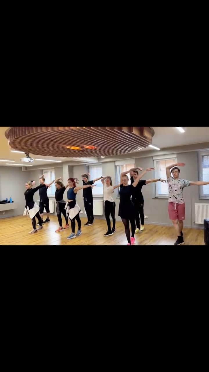 エリスカ・ブレジノワのインスタグラム：「About last week 🤩 @victoria_vsc_msmt @czechfigureskating   #dancing #office #camp #mountains #working #hardworkdedication」