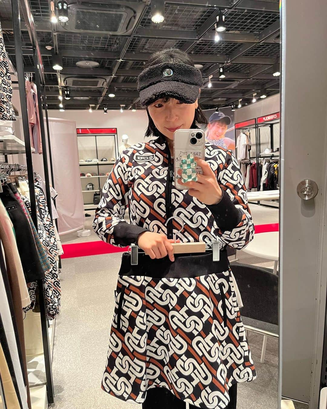 安藤あいかのインスタグラム：「@cpggolf_official の2023AW展示会に行って来ました⛳️ かわいいのたくさん🤤好みのもの写真撮ったので見て💖 特に好きなのは２枚目のピンクツイードスカートと４枚目のピンクパンツと７枚目のダウン巻きスカート風キュロット🤤 わあかわいい😍 １枚目のロゴ柄セットアップもかわいいね😍 ５枚目のセーターもかわいいのよ、全部かわいい🤤🤤 水色のレインウェアは無敵☔️ 台風でも快適にプレイできるみたい🌪🌪笑 とてもかわいくてワクワクしたよ💖 AWは９月以降の発売だそうです🤤  #cpg #cpggolf #ゴルフウェア #ゴルフウェアレディース」