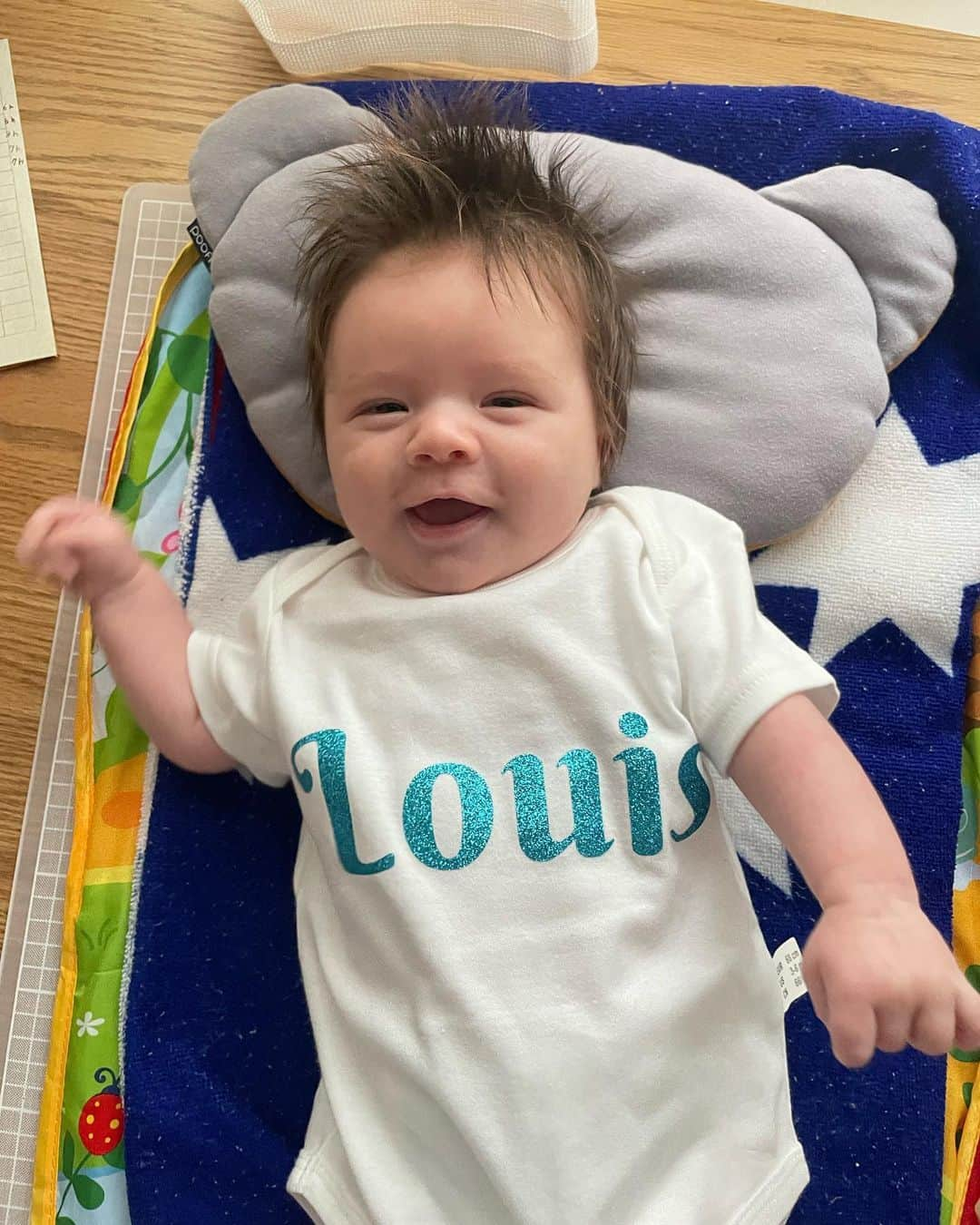 サンドバーグ直美のインスタグラム：「Louis is 2 months!⚡️  Thank you Alissa @alicianaruse  for the Louis shirt❤️」