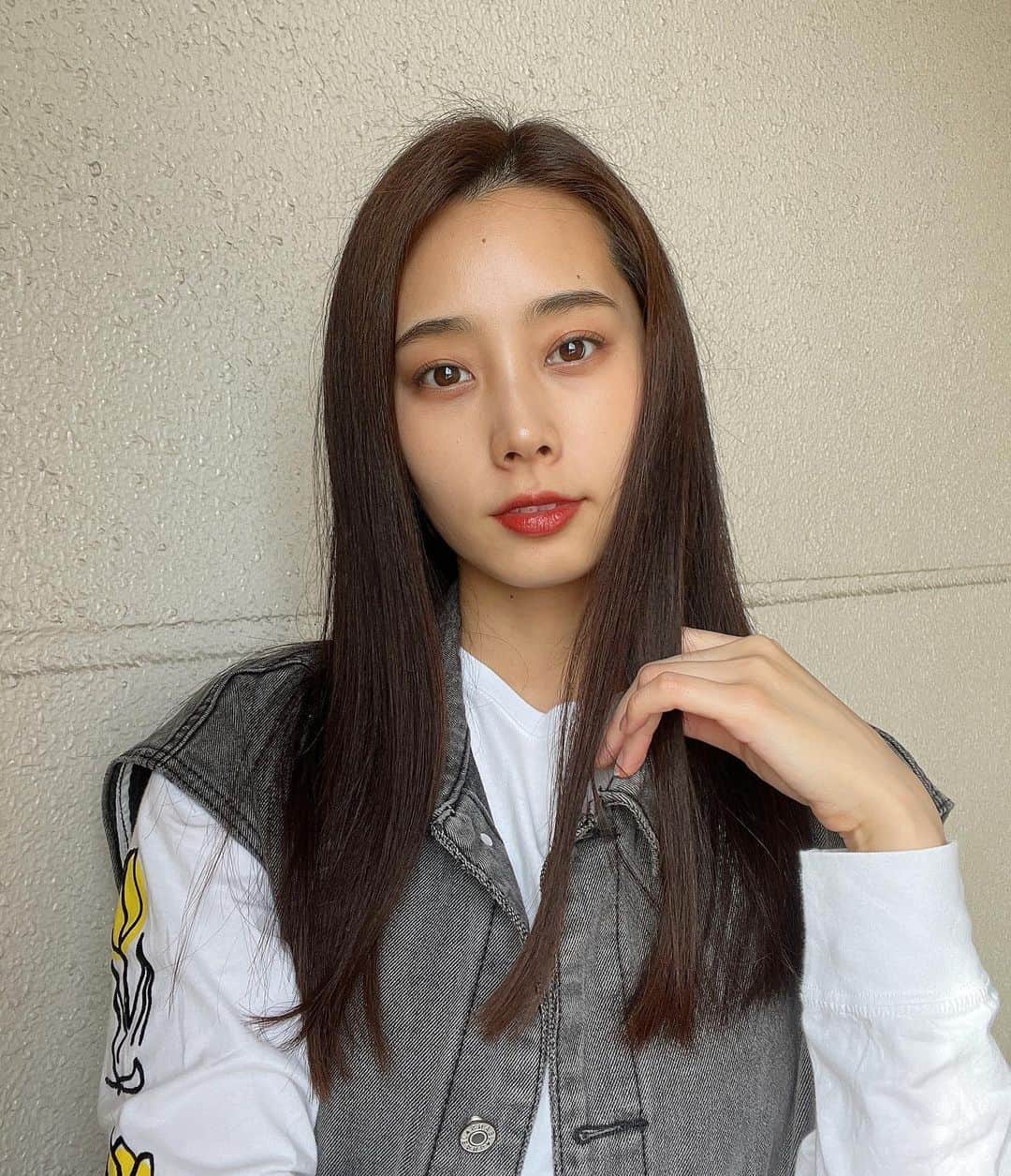 のインスタグラム：「まだ4月やで、、🥵🔥 . . 💇🏻‍♀️ @suu.suu.sun さん サラサラツヤツヤ最高 いつもありがとうございます！ . . #デニム #ベスト #デニムベスト #デニムコーデ #ブラックデニム #オーバーサイズ」