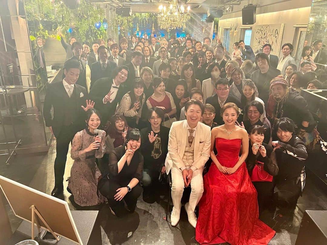 のインスタグラム：「結婚式からちょうど1ヶ月かー 早いなー  2次会みんなめちゃくちゃ来てくれたな 楽しすぎたな  今日は今から現役ホストさんへの研修会です 基本からテクニカルな事まで3時間みっちりやります  #城咲仁  #加島ちかえ #marriage #結婚式 #2次会 #party #happy #special #remember #夢」