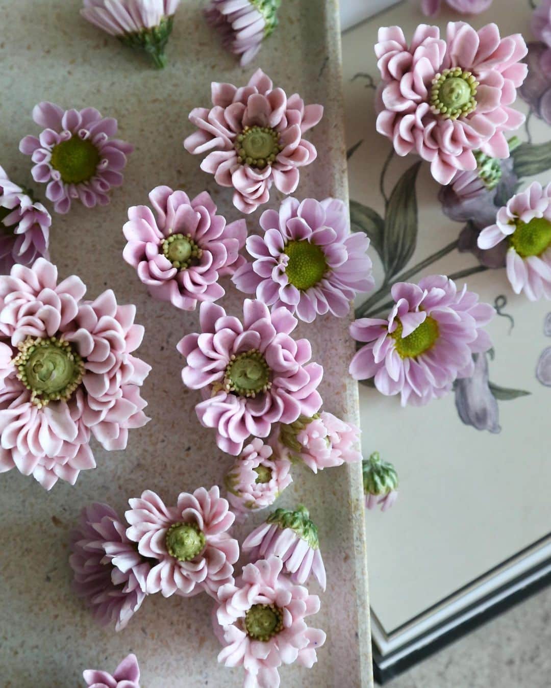 청담 수케이크 (atelier soo)さんのインスタグラム写真 - (청담 수케이크 (atelier soo)Instagram)「ㅡ Buttercream piping  chrysanthemum  오랜만,국화 ㅡ 그룹의연결 🌸  #piping #chrysanthemum」4月19日 16時51分 - soocake_ully